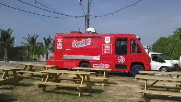 Boston's Foodtruck outside