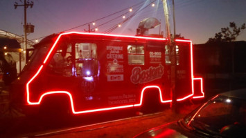 Boston's Foodtruck outside