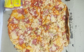 Mina's Pizza food