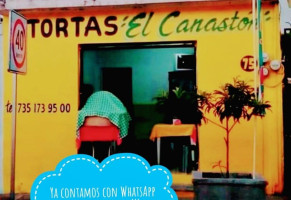 Tortas El Canaston outside