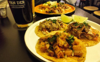 Van Der Cervecería Y Taqueria food