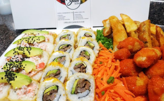Yaos Sushi Revolución food