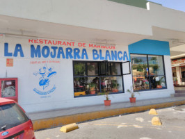 La Mojarra Blanca outside