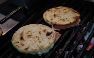 Las Arepas Rellenas De Mamá food