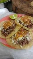 Taquería Los Güeros food