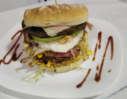 Lucho"s Burger Fast Food food