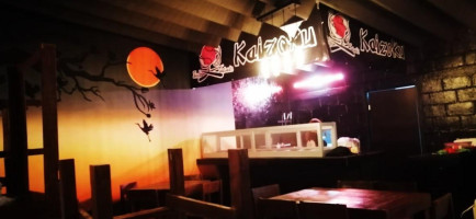 Kaizoku Sushi Salads inside