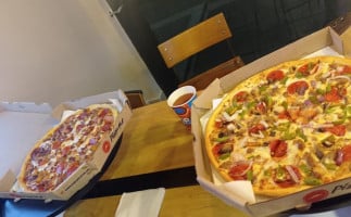 Pizza Hut Cabecera food