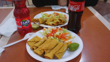 Taquería La Pilita food