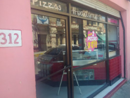 Pizzas Hipopotamus Rose outside