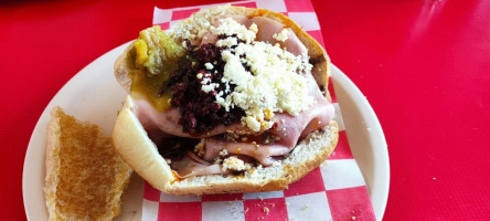 Tortas De La Barda Chicharrín food