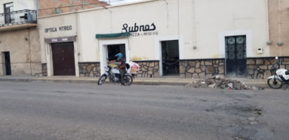 Subnos Pizza outside