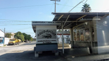 Cocodrilos Papas Y Hamburguesas Al Carbón outside