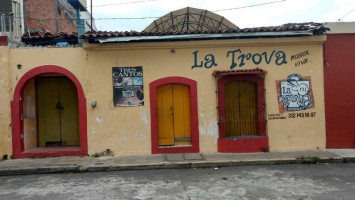 La Trova outside