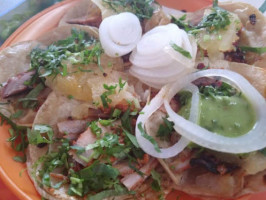 Taquería Los Güeros food