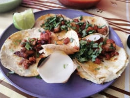 Taquería Los Güeros food