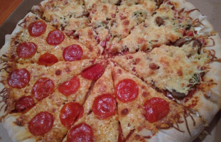 Serrano's Pizza food