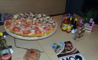 Moo Pizza Y Pastas food