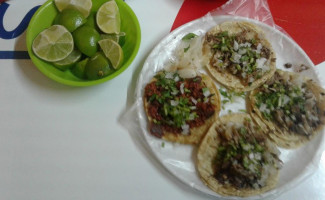 Taquería Mendoza food