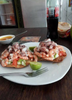 Mariscos Kikes food