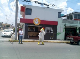 Un Pollo Y Pico Pollos Asados food