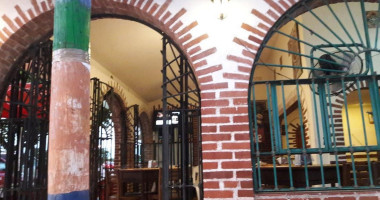 Los Arcos Antojitos Mexicanos inside