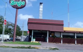 Pollo Brujo Alemán outside