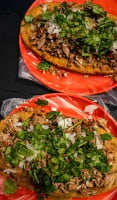 El Huarache Veloz Y Carnitas food