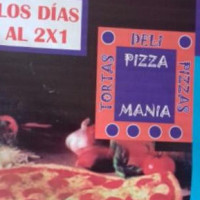 Pizza Manía food