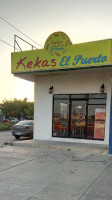 Kekas “el Puerto” Arboledas outside