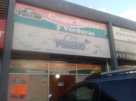 Tortas Poncho outside