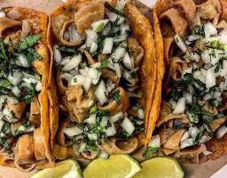 Daris Tacos De Carnitas food