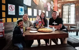 Family Pizza Gogo inside