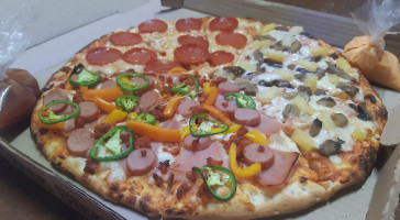 Leu's Pizza food