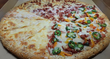 Leu's Pizza food