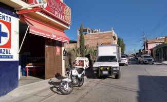 Leu's Pizza outside