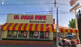 Pollo Pepe outside