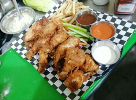 Barrio's Wings food