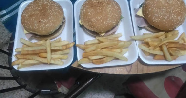 Pimpos Burger Y Wings food