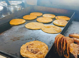 Mendoza's Taqueria food