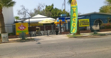 Mendoza's Taqueria outside