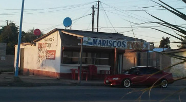 Mariscos Tony outside