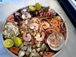 Mariscos Los Botaneros food