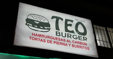 Teo Burger La Fe outside