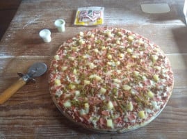 The Gogo's Pizza food