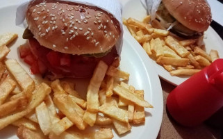 La Avenida Hamburguesas Y Algo Más food