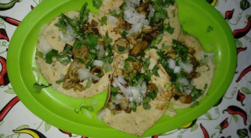 Taquería El Barrio food