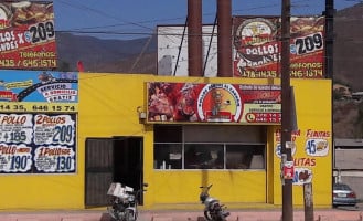 Pollos El Sinaloense outside