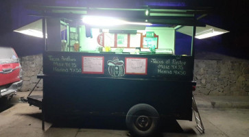 Tacos El Buen Pastor outside