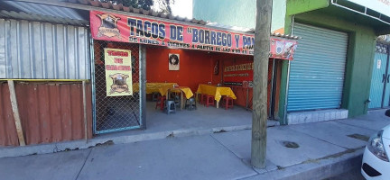 Tacos De Cabeza De Borrego Los Troncos outside